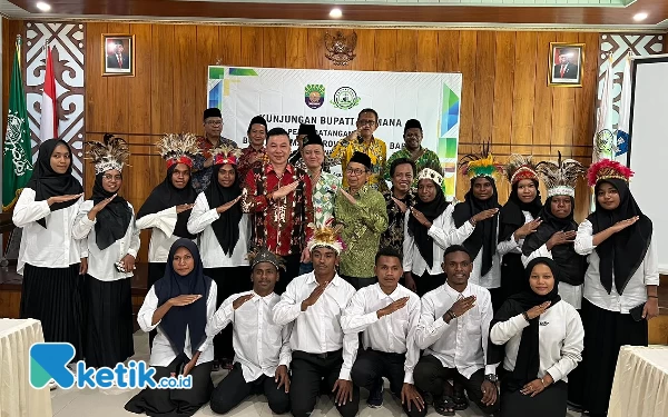 Antar Calon Mahasiswa Kaimana ke ITSNU Pekalongan, Bupati Freddy Thie Titipkan Harapan Ini