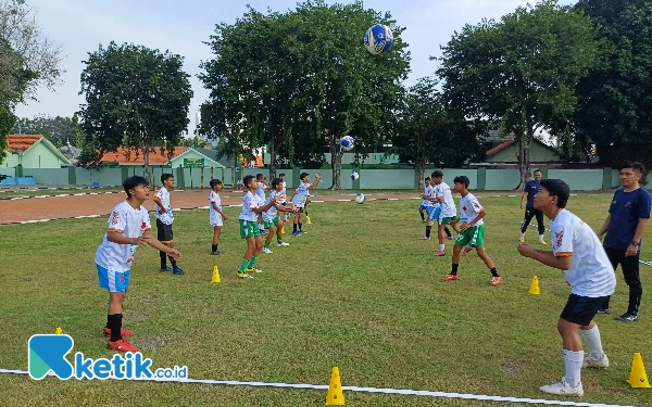 Peduli Kemajuan Sepakbola Usia Dini, Sosialita Surabaya Ini Gelar Coaching Clinic