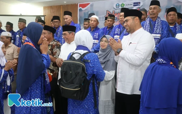 Bupati Bassam Lepas 70 Calon Jemaah Umroh Gratis Program Pemkab Halsel