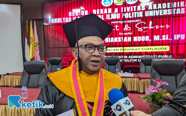 Thumbnail Wamenaker Raih Gelar Doktor Cumlaude di Unsri, Dihadiri Menaker Ida Fauziyah