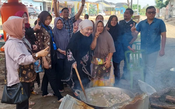Thumbnail Calon Bupati Muba Lucianty Turun ke Dapur, Ikut Gotong Royong Bareng Masyarakat