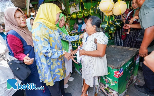 Thumbnail Kunjungi Pasar Sepanjang Sidoarjo, Khofifah Disambut Meriah Pedagang dan Pengunjung