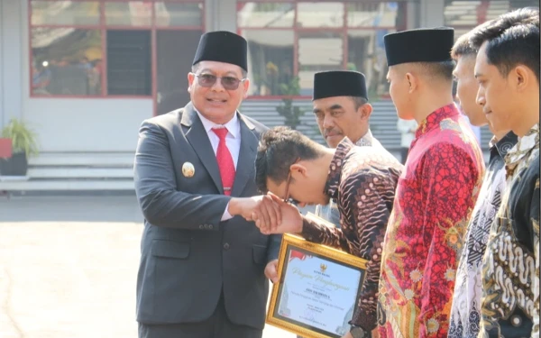 Thumbnail Upacara Hari Sumpah Pemuda, Plt Bupati Malang Serahkan Penghargaan bagi Pemuda Berprestasi