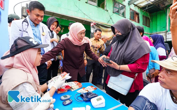 Thumbnail Gencarkan Blusukan, Elektabilitas Cagub Jatim Nomor Urut 2 Khofifah-Emil Terus Meroket