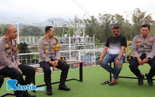 Thumbnail Jumat Curhat Polres Batu di Desa Sumbergondo Diisi Sosialisasi Rekruitmen Anggota Polri