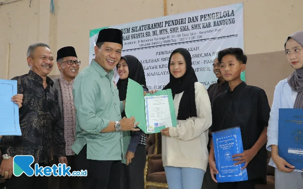 Thumbnail Cabup Bandung Dadang Supriatna Bagikan 2.700 Ijazah Pelajar yang Tertahan Pihak Sekolah Swasta