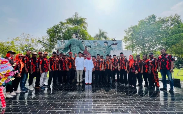 Thumbnail Peringati Hari Pahlawan, Bunda Indah-Mas Yudha Tabur Bunga di TMP Lumajang