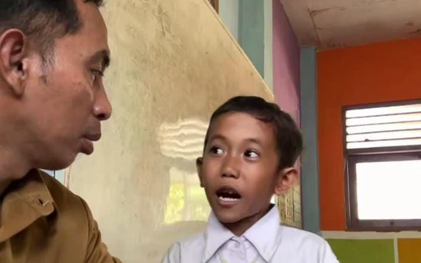 Thumbnail Guru dan Siswa Berdebat Sapi Makan Martabak, Netizen Langsung Buktikan