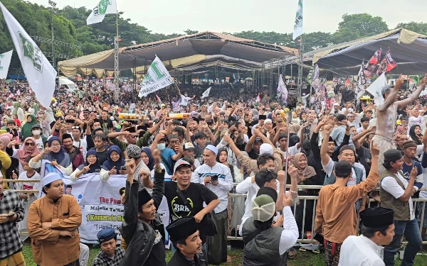 Thumbnail Kampanye Akbar, Puluhan Ribu Relawan Rahmad Banjiri Alun-Alun Bondowoso