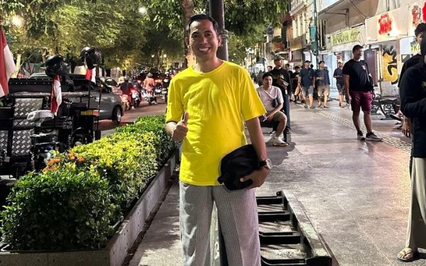 Thumbnail Pak Ribut 'Guru Viral' Dirikan Sekolah Sanggar Gratis Bagi Anak Yatim dan Kurang Mampu