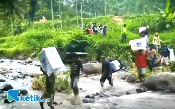 Thumbnail Distribusi Logistik Pilkada ke Daerah Terpencil Pategalan Situbondo, Jalan Kaki Melewati Jurang dan Sungai