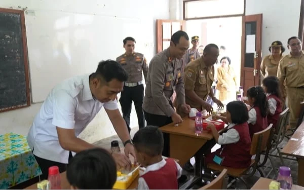 Thumbnail Kapolres Malang Bagikan Makanan Bergizi untuk Pelajar Terdampak Banjir di Sumawe