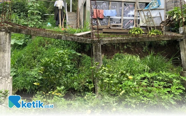 Thumbnail Bencana Tanah Longsor, Rumah Warga Tulungrejo Kota Batu Nyaris Roboh