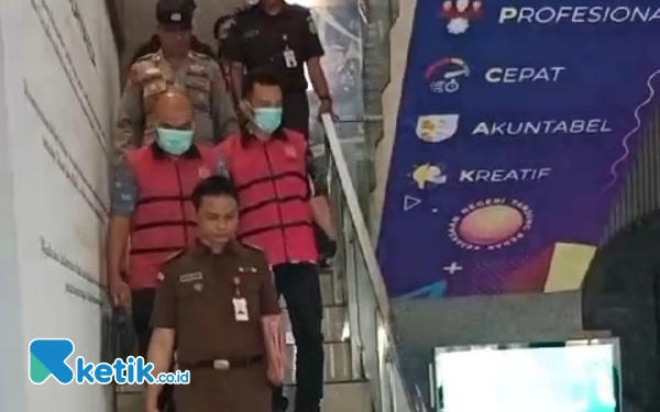 Thumbnail Dua Pejabat PD Pasar Surya Ditahan Kejari Tanjung Perak, Terkait Korupsi Dana Parkir Rp725,44 Juta
