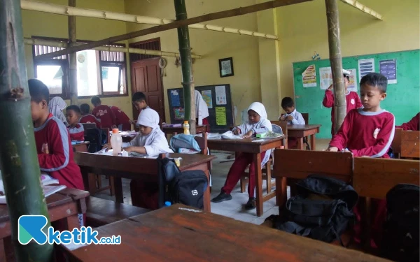 Siswa SDN di Jombang Belajar di Bawah Atap Rapuh Disangga Bambu, Duh!