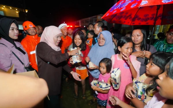 Khofifah Bagi-Bagi Nasi Bungkus hingga Susu untuk Masyarakat Terdampak Banjir