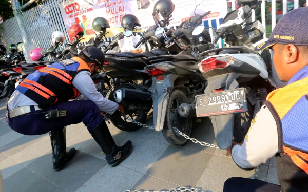 Thumbnail Pemkot Surabaya Bakal Gandeng Kejaksaan dan Polisi Berantas Parkir Liar