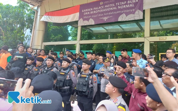 Thumbnail Eksekusi Hotel Garden Palace Surabaya Ricuh, Tamu Berhamburan Keluar