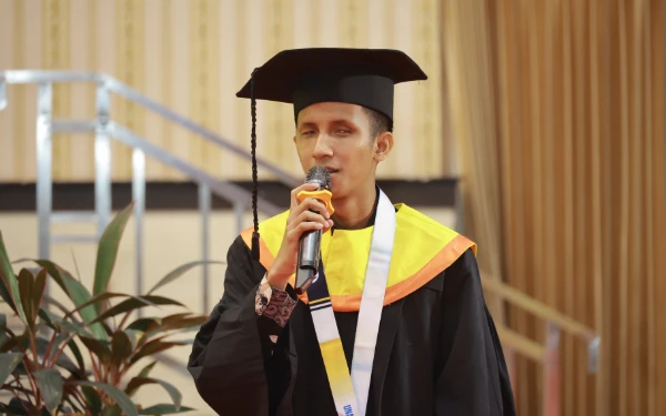 Thumbnail Insipiratif! Sosok Alfian Andhika Seorang Tunanetra Berhasil Raih Gelar Magister Unair