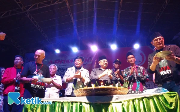 Thumbnail Relawan Priarno Connection Cukur Gundul, Syukuran Kemenangan Rijanto-Beky di Kabupaten Blitar