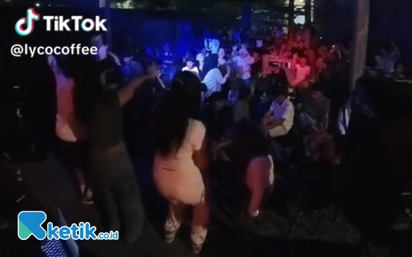 Thumbnail Cafe Lyco Sampang Diduga Kuat Jadi Sarang Maksiat, Netizen: Jangan Biarkan