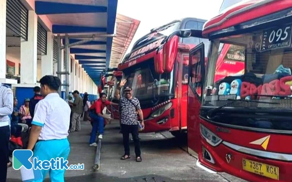 Thumbnail Libur Nataru 2024: Arus Mudik di Terminal Tipe A Pacitan Merangkak Naik