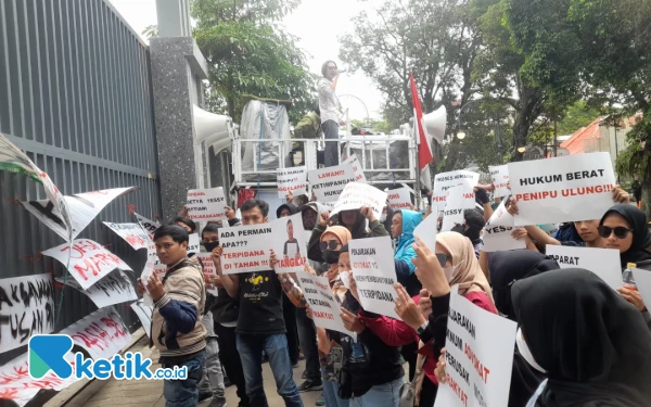 Thumbnail Terpidana Kasus Penggelapan Menghilang, Pengunjuk Rasa Geruduk Kejari Kota Bandung