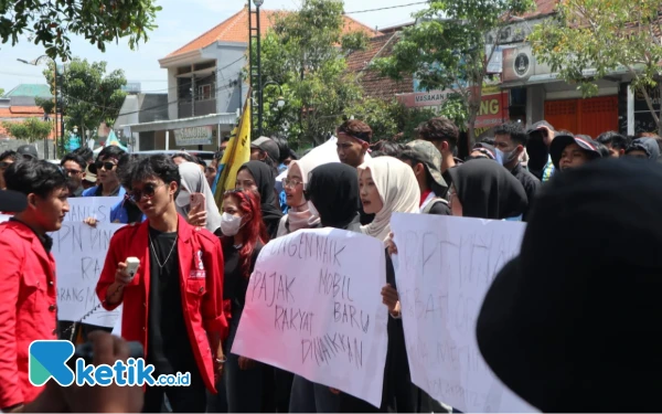 Tolak Kenaikan PPN 12 Persen, Ratusan Mahasiswa Demo DRPD Jombang