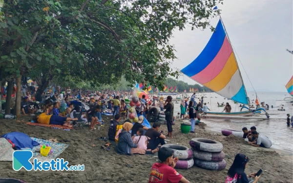Thumbnail Libur Tahun Baru 2025, PKL dan Jasa Penyewaan di Pantai Pasir Putih Situbondo Panen Rezeki