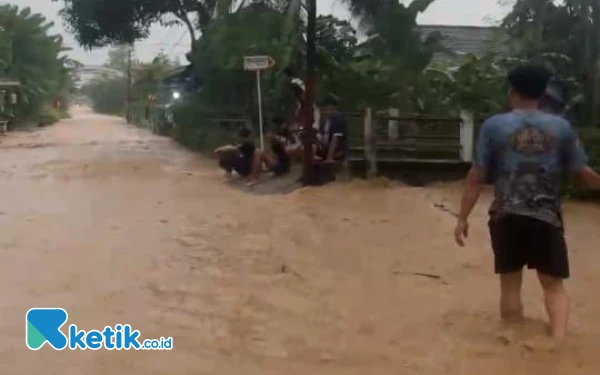 Thumbnail Jalanan Dua Dusun di Pacitan Terendam Banjir, Parit Tak Kuat Tampung Hujan