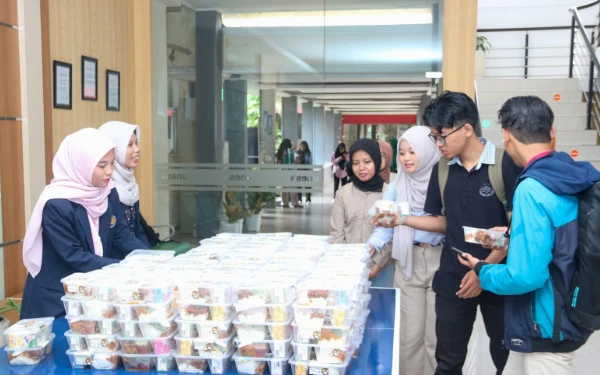 Thumbnail Unesa Bagikan 2000 Porsi Sarapan Gratis Bagi Mahasiswa yang Mengikuti UAS