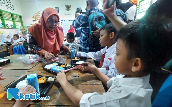 Thumbnail Dispendik Surabaya Gelar Makan Bergizi Gratis Mulai 13 Januari 2025