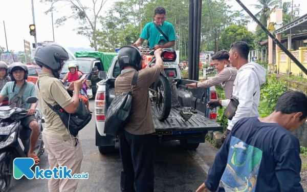 Thumbnail Kawasaki Ninja Tabrak Mobilio di Pacitan, Pemotor Patah Tangan Kaki