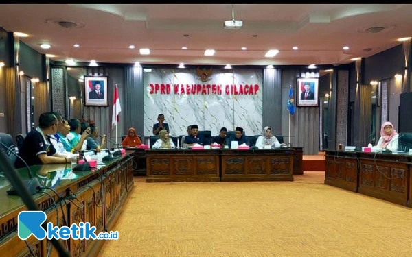 Audensi, Buruh Minta DPRD Kawal Penerapan UMSK di Cilacap