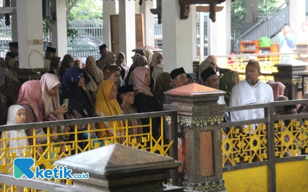 Thumbnail Berita - Momentum Isra Miraj dan Libur Panjang, Makam Gus Dur Tembus 15 Ribu Peziarah