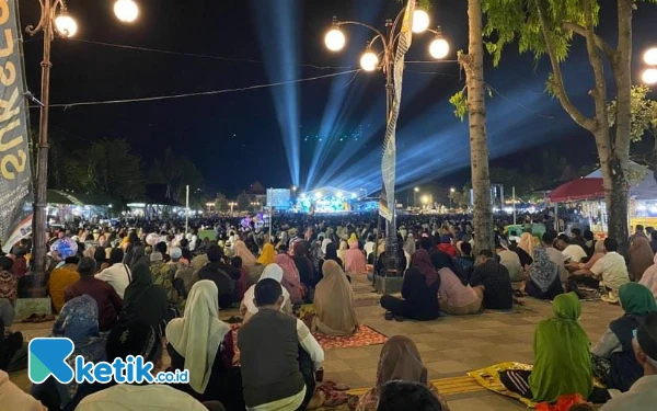 Thumbnail Ribuan Jamaah Hadiri Pengajian Gus Iqdam di Pacitan, Alun-alun Full