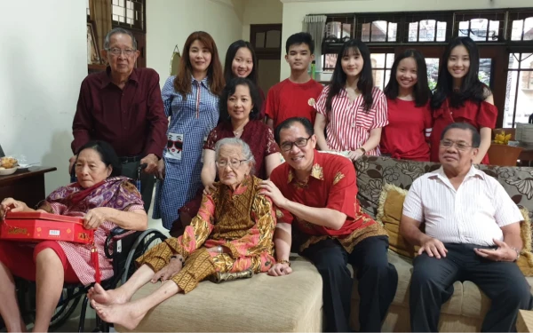 Thumbnail Momen Hangat Imlek Keluarga Dr Michael Leksodimulyo: dari Angpao hingga Tradisi