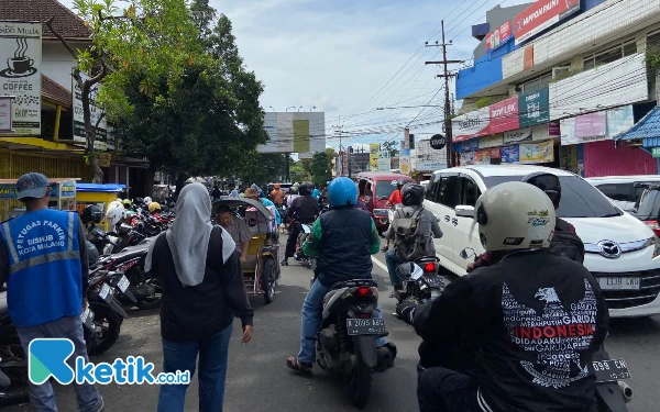 Thumbnail Pasar Klojen Malang Makin Populer dengan Wisata Kulinernya, Parkiran Membeludak Bikin Macet