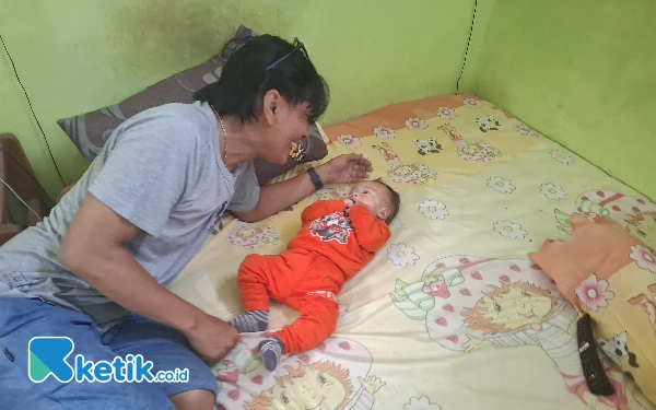 Thumbnail Berita - Geger! Tukang Parkir di Jombang Nemu Bayi Lucu di Pinggir Jalan