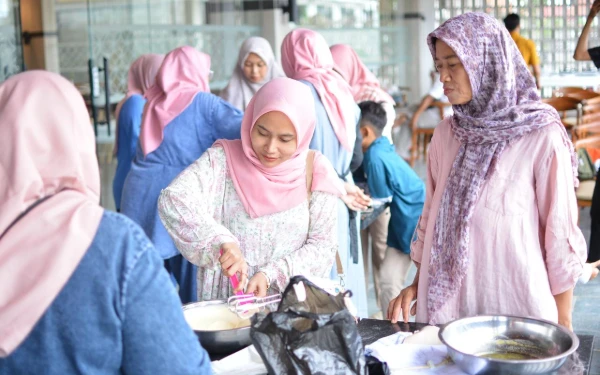 Thumbnail Pemberdayaan Masyarakat, Isteri Wartawan PWI Tuban Ikuti Pelatihan Pembuatan Kue