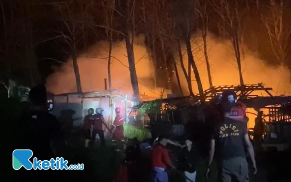 Thumbnail Berita - Kebakaran di Kawasan Wisata Pantai Kemiren Cilacap, Dua Warung Ludes