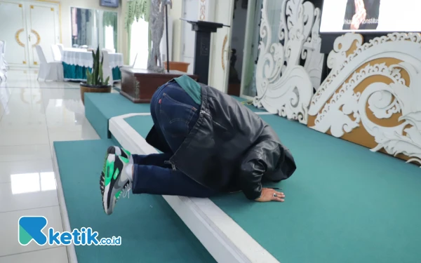 Thumbnail Bupati Bandung Terpilih Dadang Supriatna Bersujud Syukur MK Tolak Gugatan Paslon 01, Siap Dilantik 18-20 Februari 2025