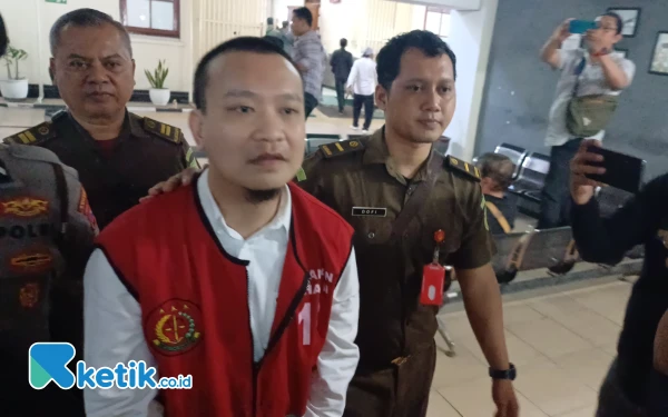 Thumbnail Sidang Kasus Siswa Dipaksa Sujud dan Menggonggong, Ivan Sugiamto Dijerat Pasal Berlapis