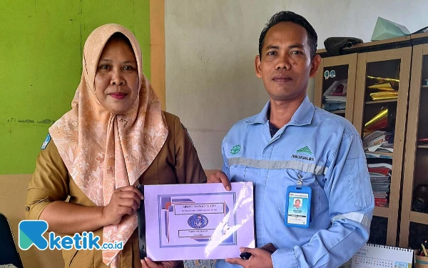 Thumbnail Puluhan Guru di Halsel Dapat Insentif dari Perusahan Tambang PT Wanatiara Persada