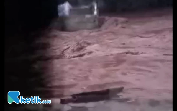 Thumbnail Berita - Jembatan Terseret Banjir, 200 Warga Krejengan Probolinggo Terisolir