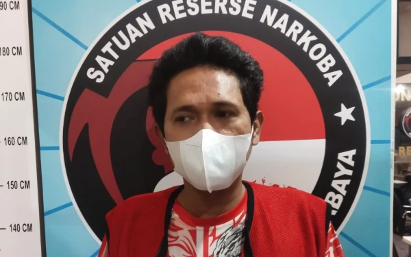 Thumbnail Satresnarkoba Polresta Surabaya Gerebek Kamar Kos, Pengedar Dibekuk dengan Barang Bukti Sabu & Ekstasi