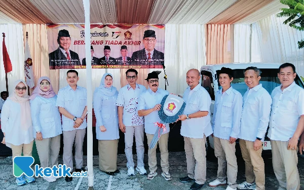 Thumbnail Berita - HUT Gerindra Ke-17, Anggota DPRD Provinsi Jateng Beri Kado 1 Unit Mobil Pickup untuk Gerindra Cilacap