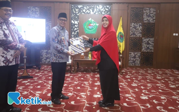 Thumbnail Berita - Serahkan 32 SK Kepsek, Pj Bupati Pamekasan: Harus Majukan Sekolah