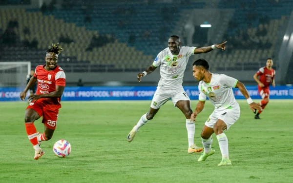 Thumbnail Kalah 2-1, Persebaya Alami Kekalahan Keenam di Solo