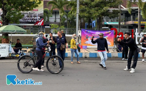 Thumbnail Peringati HPN 2025, FPPA Pacitan Bagi-bagi Bunga dan Beri Santunan